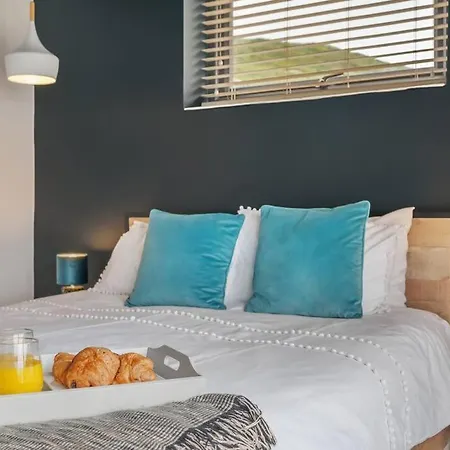 Award Winning 5* Beach House! Hot Tub & Fire Pit Holiday home Portreath