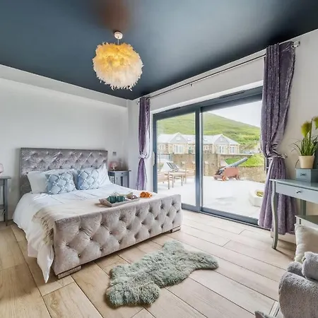 Award Winning 5* Beach House! Hot Tub & Fire Pit Holiday home Portreath
